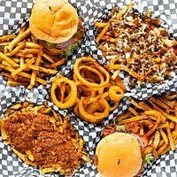 At Burger St, our low-key counter serves sizeable burgers with numerous toppings, hand-cut fries, wraps, pasta, grill chicken and poutine.
