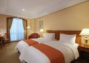 Richmonde Hotel Ortigas in Luzon, image may contain: Lamp, Chair, Table Lamp, Bed