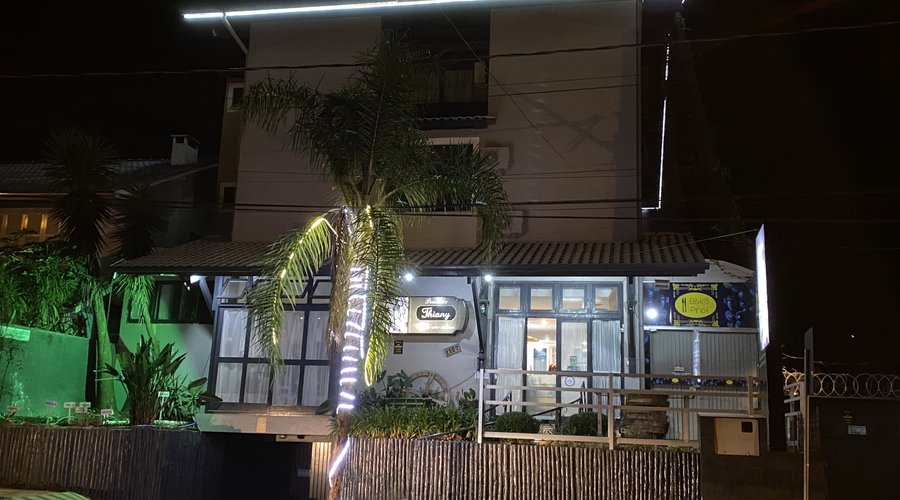 frente da pousada a noite