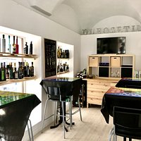 La catedral del Aceite. Oleoteca con mas de 150 referencias distintas de los mejores aceites de oliva virgen extra de todo el mundo.
Escuela de Cata, actividades, cursos, degustaciones...ven y te enseñaremos a poner en valor un buen virgen extra.