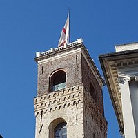 La Torre Grimaldina, una delle poche torri medievali rimaste a Genova. Sulla sua sommità sventola il vessillo della città. Bella e maestosa.