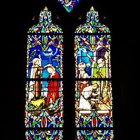 Un bel édifice, un portail élégant et une histoire terrible et fascinante. C'est aujourd'hui une église imposante, construite en pierres taillées, dotée d'un beau portail qui donne accès à la nef en passant sous un clocher carré sans flèche.