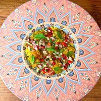 Tabúlenlas de cous cous, crudité de verduras, berenjena a la curcuma, lima y menta