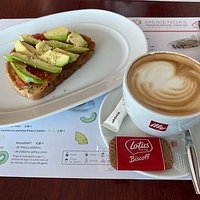 media tostada de aguacate con tomate y café con leche.