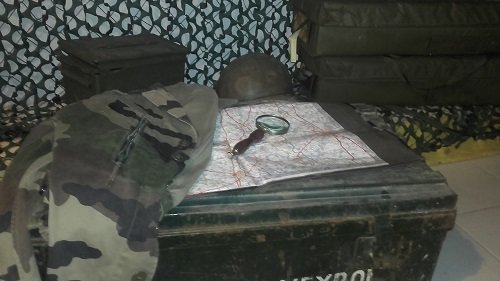SALLE 2 : LE CAMPS MILITAIRE

Le général a des soupçons, d'après lui, certaines des nouvelles recrues se livrent à du trafic d'armes. Il vous demande d'enquêter.  Malheureusement vous n'avez que 60 minutes avant qu'elles ne rentrent de mission.