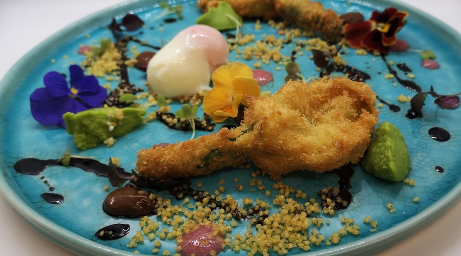 Œuf parfait 64°C, mini courgette et sa fleur, aïoli à l'ail noir, café, gelée de rhubarbe, crème de petit pois, millet toasté 