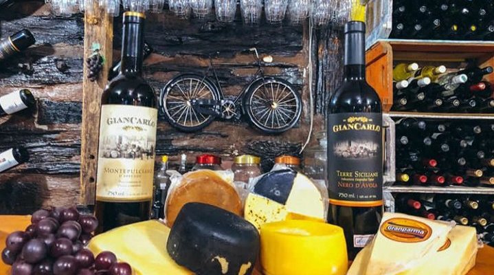 Vinhos variados e produtos da região 