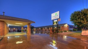 Moama Central Motel in Moama, image may contain: Hotel, Motel, Plant, Inn