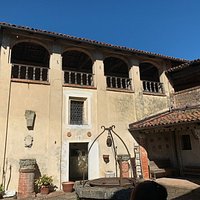 Castello del trecento, è in posizione dominante sul paese sottostante. Si trova infatti sulla clllina del paese.