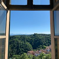 Castello del trecento, è in posizione dominante sul paese sottostante. Si trova infatti sulla clllina del paese.