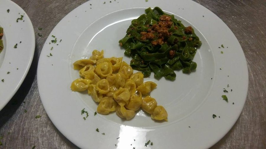 Bis tortellino mantecato in crema di parmigiano e tagliatella verde al ragù alla bolognese