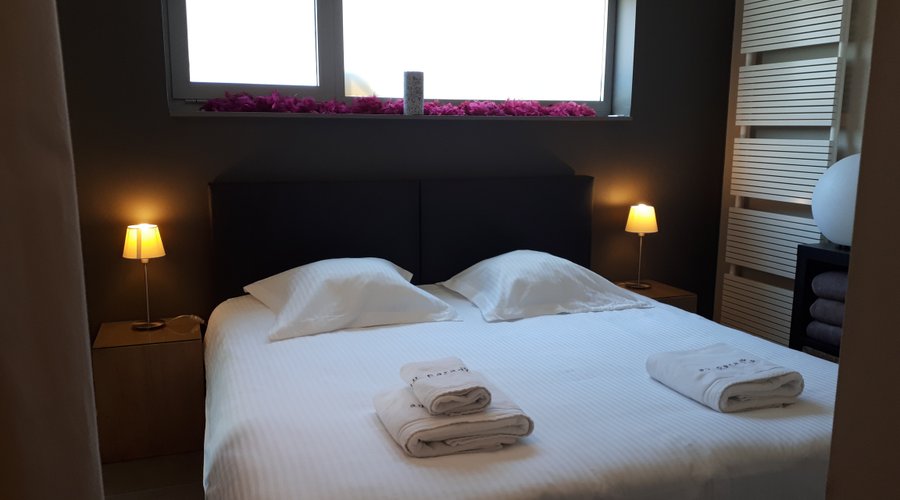 Au Paradis Guesthouse : slaapkamer in het appartement
