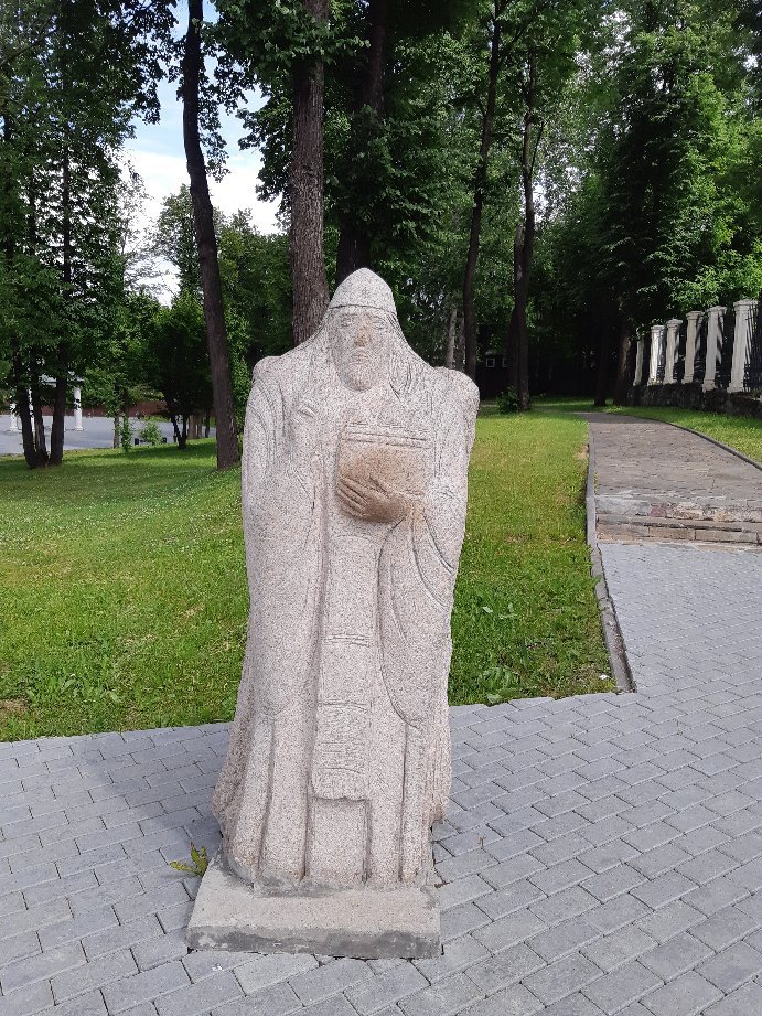 Монах пермь. Скульптура монах в сад. Райский сад Пермь скульптура ангела Святого. Статуя монаха в Воронежской области.