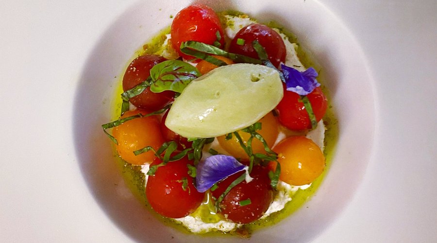 Fraîcheur de tomates cerises anciennes marinées au basilic, espuma mozzarella, huile d’herbes et sorbet basilic.