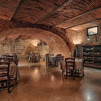 Sala interna Trattoria La Torre di Mezzane. Ambiente riservato e accogliente.