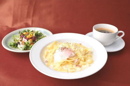 ランチセットのカルボナーラ！サラダとドリンク付き