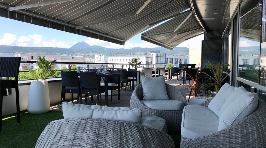 terrasse avec vue sur la chaîne des puys