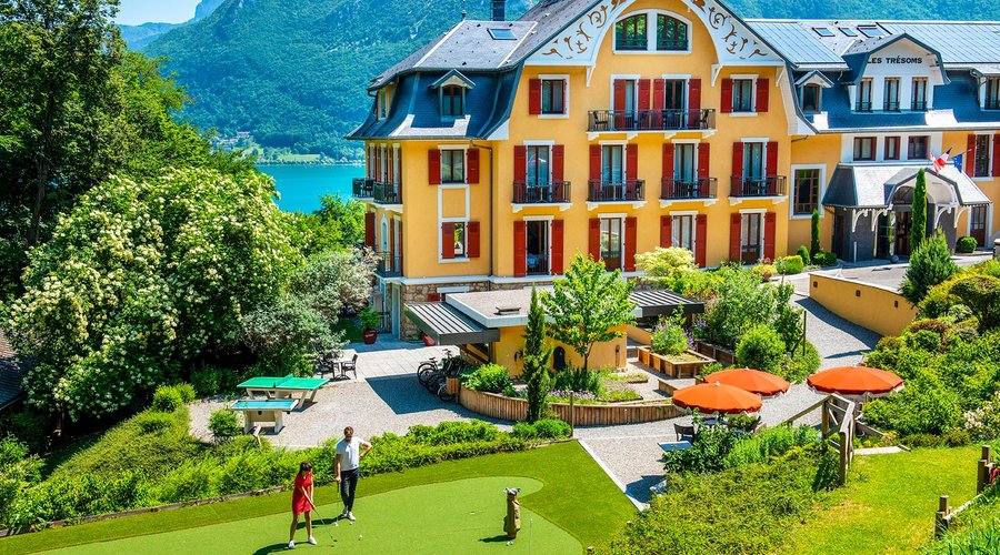 Putting green, tennis en terre battue à proximité, vélos, restaurant, spa … Un véritable Resort sur le lac d'Annecy