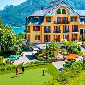 Putting green, tennis en terre battue à proximité, vélos, restaurant, spa … Un véritable Resort sur le lac d'Annecy