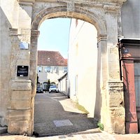 la porte marquant l'entrée du couvent des récollets
