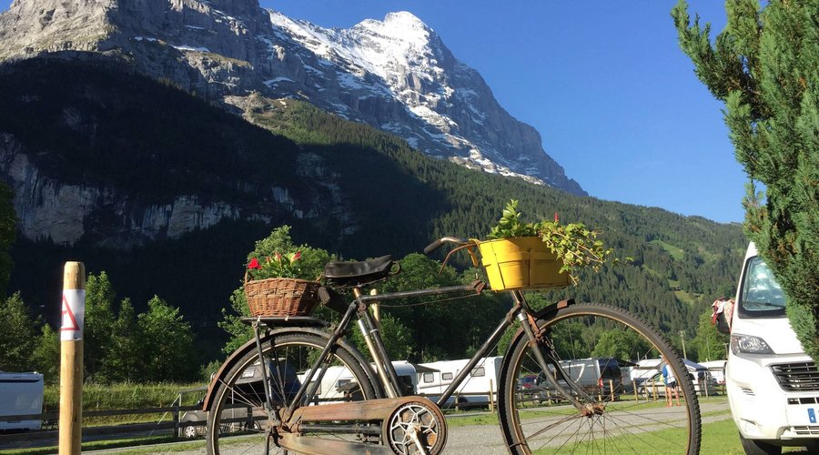 Camping Gletscherdorf Grindelwald mit Blick auf den Eiger