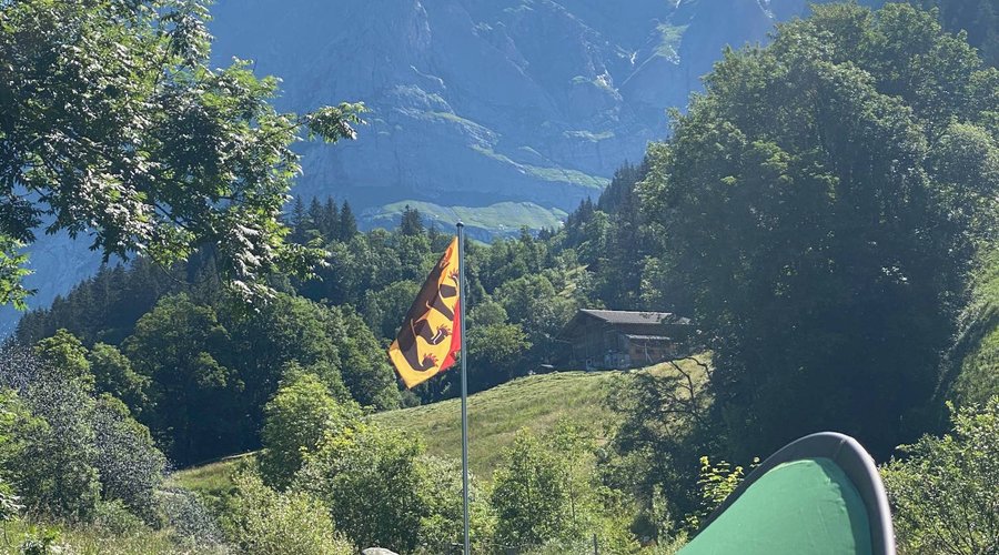 Camping Gletscherdorf Grindelwald, Zelt mit Blick auf das Wetterhorn