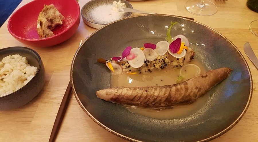 Gravlax de maquereau au citron, condiment oignons-rhubarbe, mousse lactée