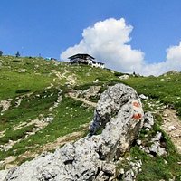 La faticosa rampa finale col Rifugio Tissi