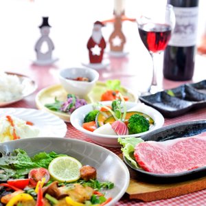 夕食一番人気の米沢牛サーロインステーキ付きフルコース。