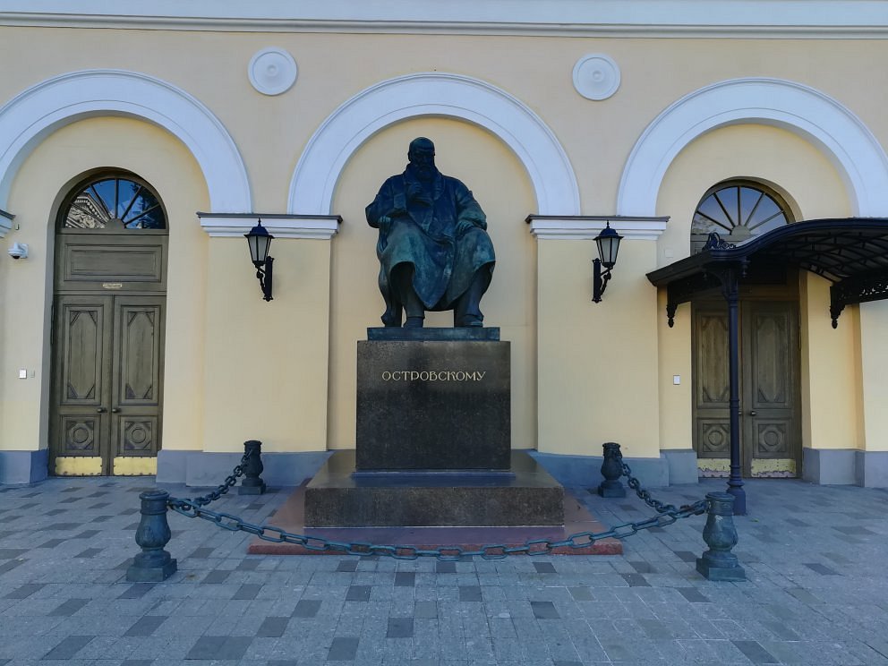 Памятник островскому в москве. Памятник возле малого театра в Москве. Москва Островский проспект 1. Москва Островского. Музей Пресня.