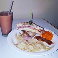 Sándwich de Jamón y Queso + Frappé de Guayaba Natural
