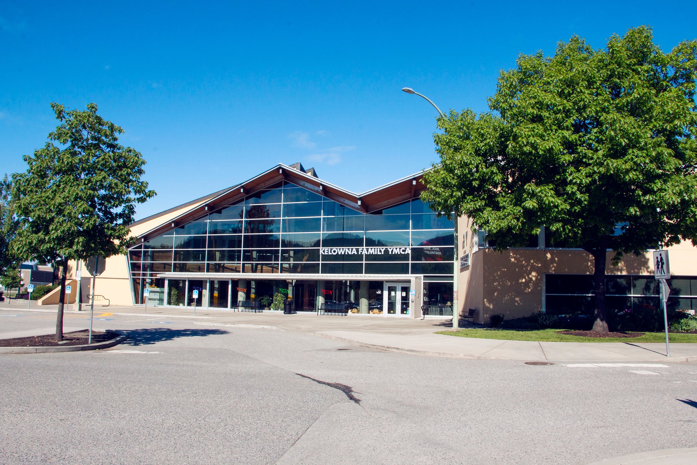 KELOWNA FAMILY YMCA 2022 What To Know BEFORE You Go   Entrance On A Sunny Day 