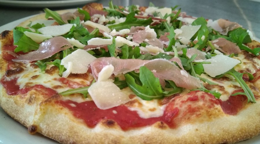 Pizza à la roquette, jambon cru et Grana Padano
