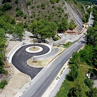 Photo 2 Vue Aérienne. Source, La Réserve Naturelle Nationale Géologique des Alpes de Haute-Provence est Heureuse d'Informer ; Le Site de la Dalle aux Ammonites, Entièrement Réaménagé, est Ouvert, depuis Juin 2020.