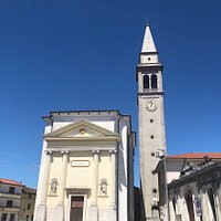 La Chiesa vista ancora dalla Piazza Vittorio Veneto !