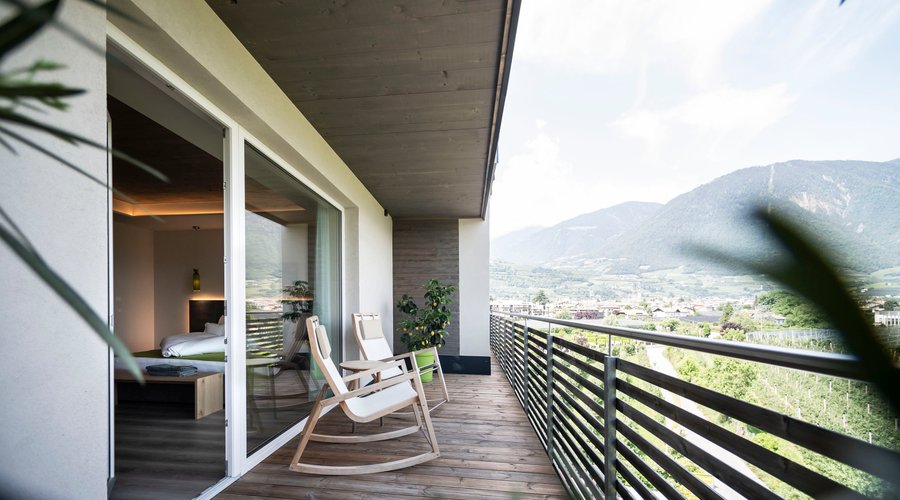 Panoramabalkon mit Bergblick im Hotel Pfeiss bei Meran