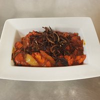 Akbari Chicken - With medium spices, fresh garlic and ginger, dressed with fried onins.