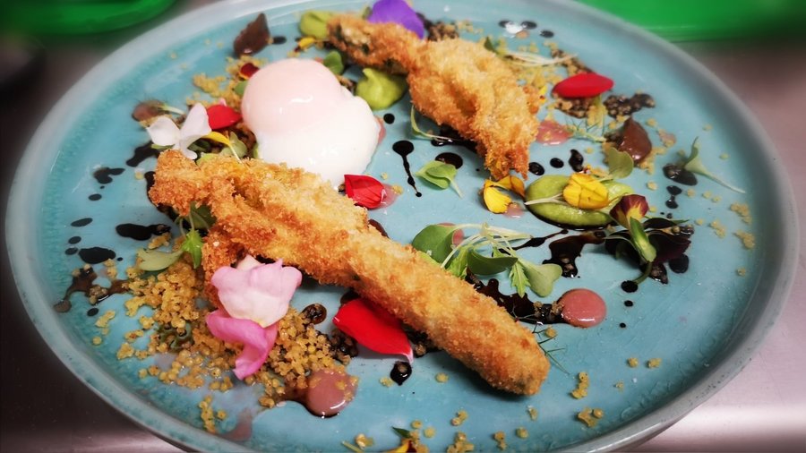 Œuf parfait 64°C
Petites courgettes et ses fleurs, aïoli à l’ail noir, extrait de café, gelée de rhubarbe, crème de petits-pois, millet toasté