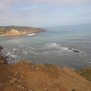 Vista de cima de um penhasco.