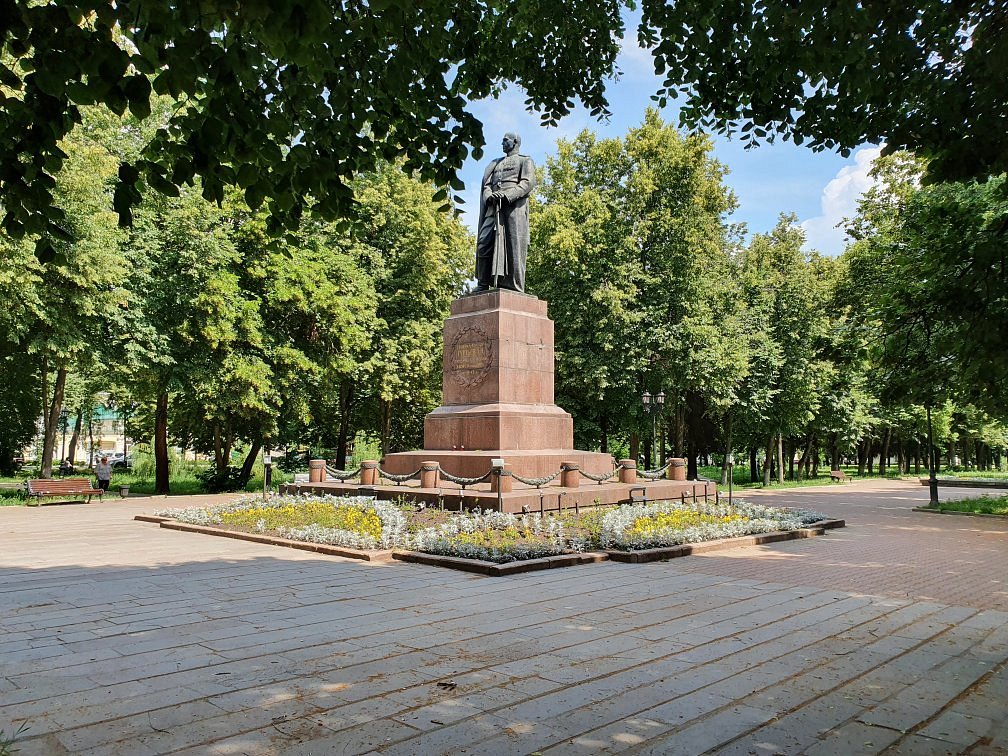 Скверы орла. Парк Гуртьева Орел. Гуртьев памятник в Орле. Г. Орел, сквер Гуртьева. Сквер Гуртьев город Орел.