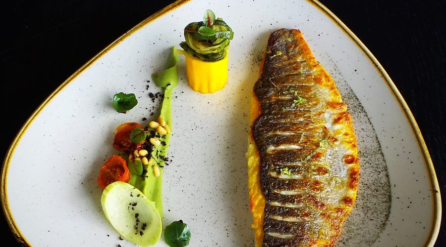Filet de loup, décliné aux courgettes, condiment à l'ail noir