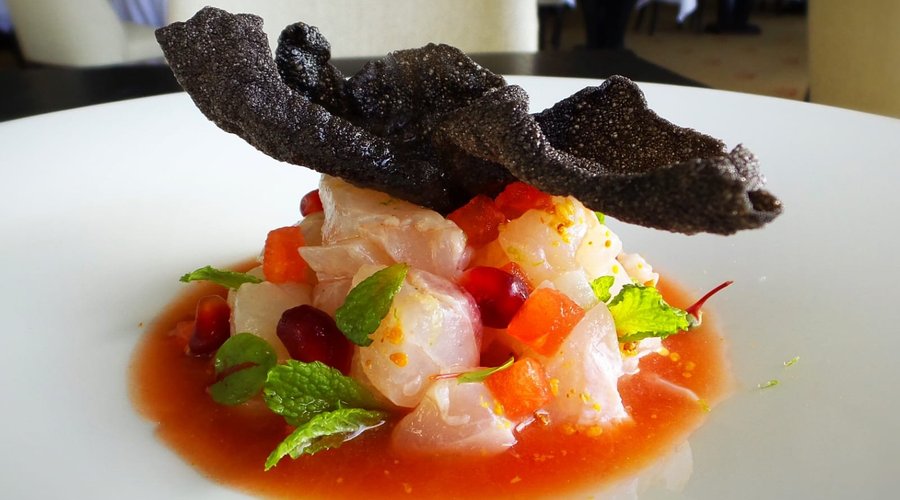 Ceviche de pêche locale, à la pastèque lèche de tigre, chips de riz noir