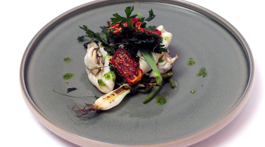 È a partire dalla selezione meticolosa delle materie prime che si sviluppa la cucina del Ristorante dallo Zio, seguendo stagionalità e ritmi delle attività locali.