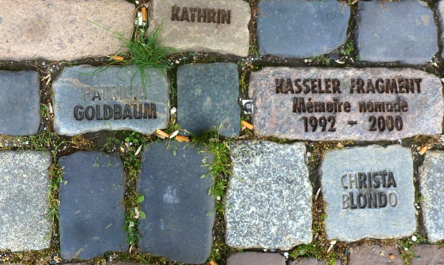 Vor den Treppen-Stufen zum Museum, auf dem Boden zu sehen...