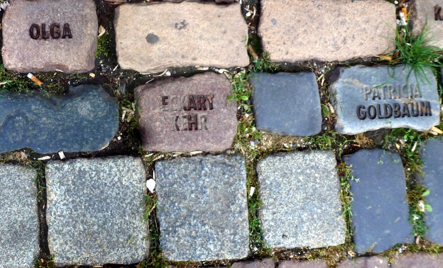 Vor den Treppen-Stufen zum Museum, auf dem Boden zu sehen...