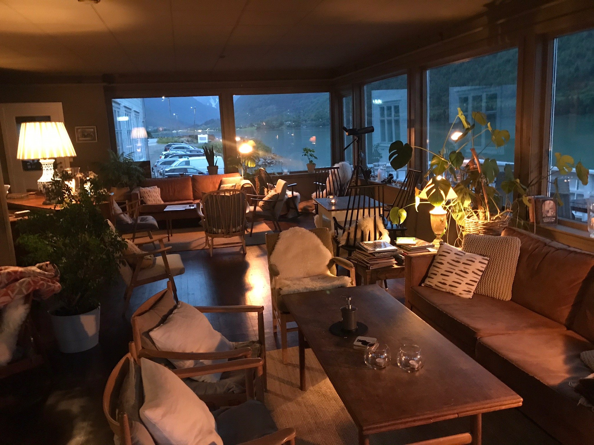 FJÆRLAND FJORDSTOVE HOTEL & RESTAURANT - Updated 2024 Prices & Reviews ...