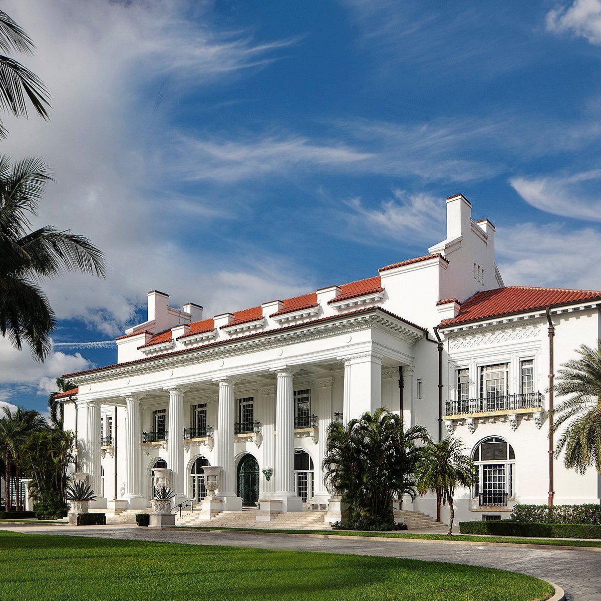 Which billionaire has redone a house near her parents in Palm Beach?