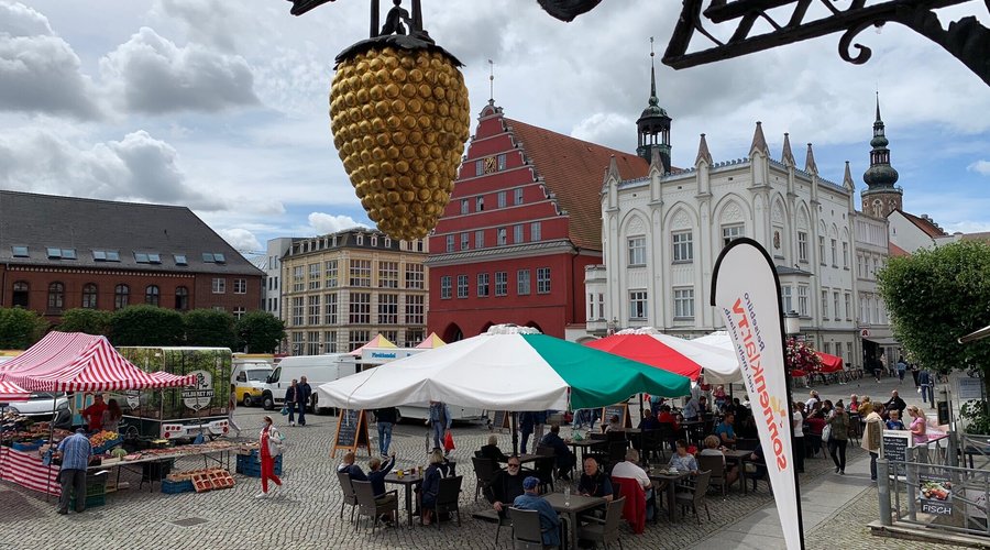 Blick aus dem Weinhaus auf den Markt