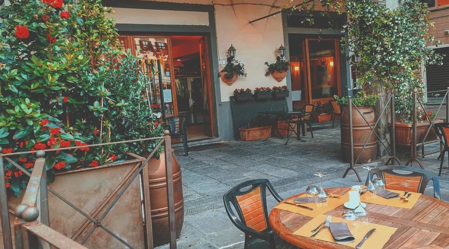 Il nostro spazio all'aperto. Piazza Farinata degli Uberti, 6 Empoli. 