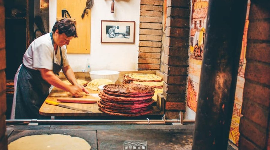 La piada viene rigorosamente tirata a mano e cotta sulla stufa a legna